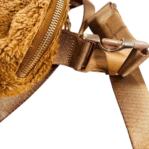 Lululemon Everywhere Sherpa Fleece Crossbody Belt Bag Burnt Caramel - Picture 5 of 9